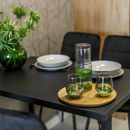 Emihouse Riverside Two-bedroom - Free Parking, Center Apartment *