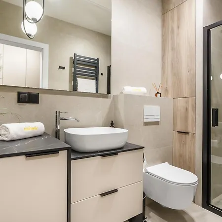 Emihouse Riverside Two-bedroom - Free Parking, Center Apartment *